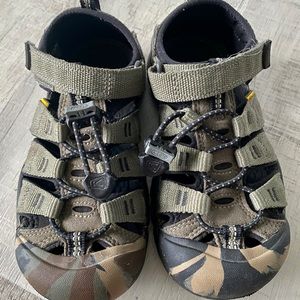 Keen Newport H2 Camo Print Green/Brown Boys Kids - Size 1